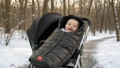 Kuschelig warm und sicher unterwegs: Der Fußsack Iglu Thermo Fleece macht den Winterausflug perfekt