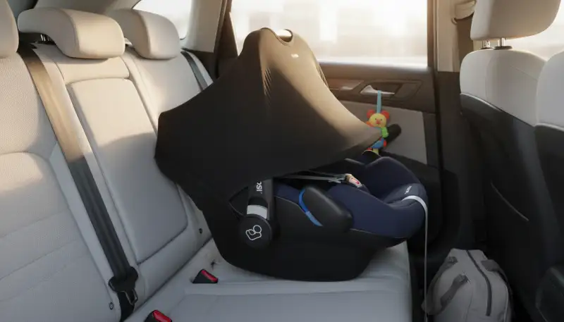 Optimaler Sonnenschutz für Babyschalen im Auto